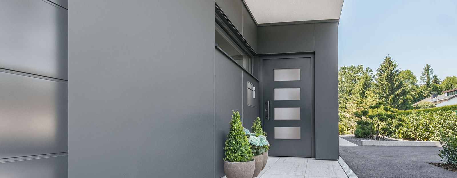 Aluminiowe drzwi wejściowe Internorm w nowoczesnym domu