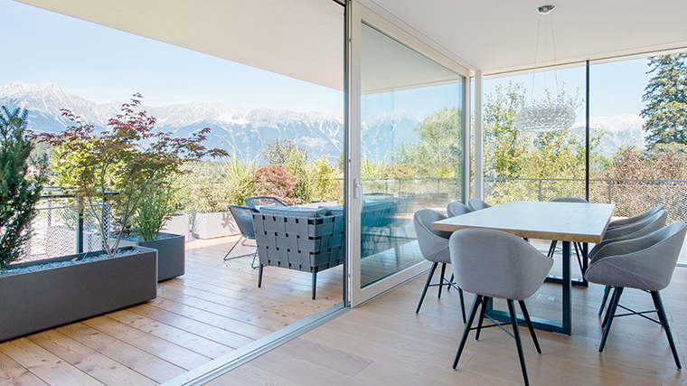 Drzwi przesuwne Internorm HS 330 w salonie